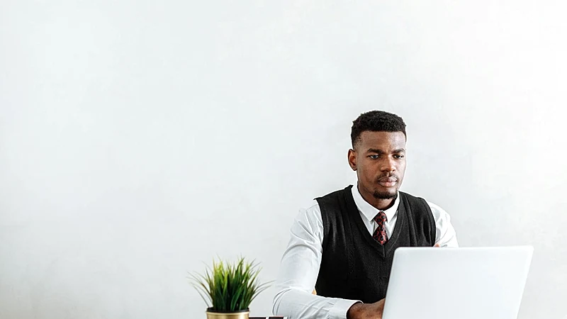 Ein Team bei der Arbeit an einer lokalen SEO-Strategie