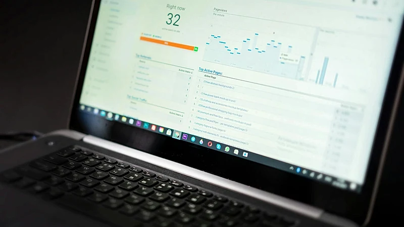 Grafik, die die Unterschiede zwischen Standard-SEO und maßgeschneiderter SEO für Elektriker zeigt