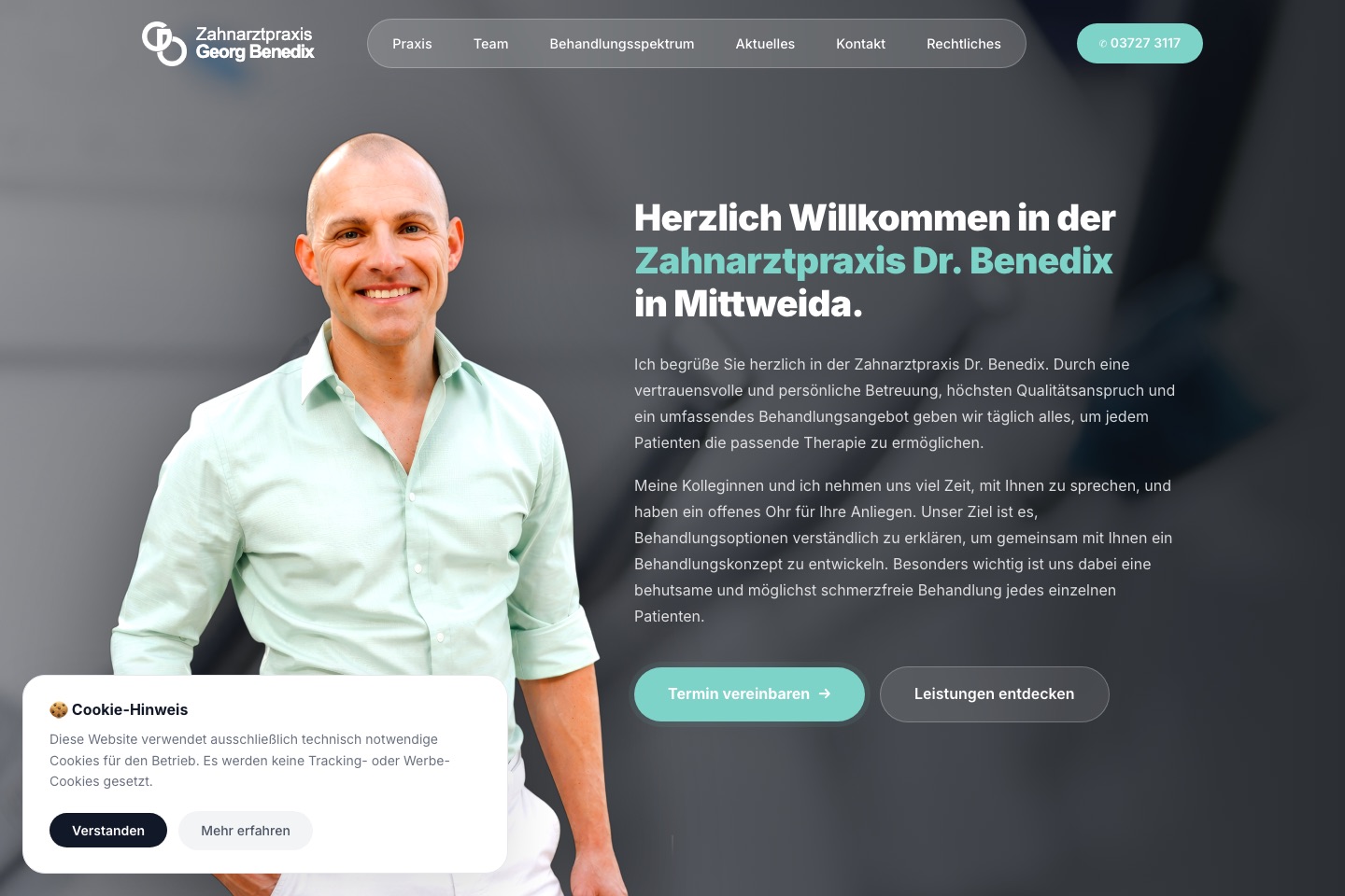 Startseite der Zahnarztpraxis Mittweida mit Porträtfoto des Zahnarztes